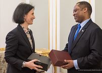 02_Bogna_Janke_Ambasador_Rwandy_Anastase_Shyake_20220401_ERB59055.jpg