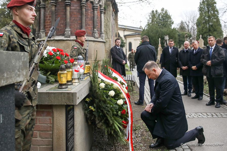 10__Andrzej_Duda_Obchody_12_rocznicy_Katastrofy_Smolenskiej_Cmentarz_Andrzej_Sariusz_Skapski_20220410_PK012978.jpg