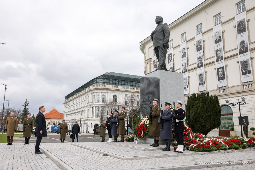 011_Andrzej_Duda_Obchody_12_rocznicy_Katastrofy_Smolenskiej_Pomniki_20220410_GJB_5595.jpg