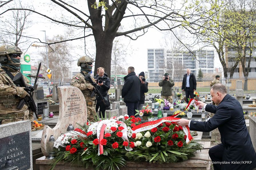 18__Andrzej_Duda_Obchody_12_rocznicy_Katastrofy_Smolenskiej_Cmentarz_Wlodzimierz_Potasinski_20220410_PK013322.jpg