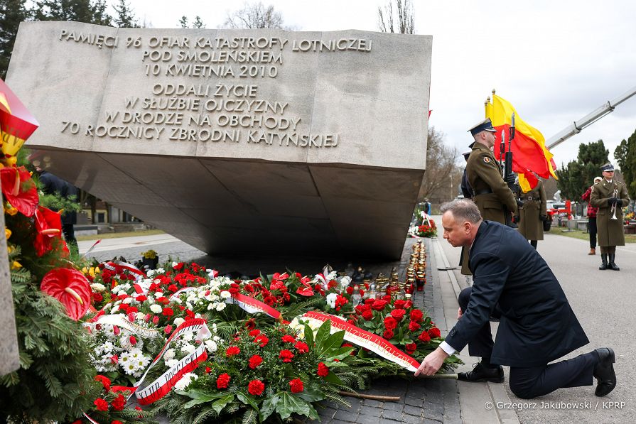 022_Andrzej_Duda_Obchody_12_rocznicy_Katastrofy_Smolenskiej_Powazki_pomnik_groby_ofiar_20220410_GJB_5806.jpg