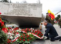 022_Andrzej_Duda_Obchody_12_rocznicy_Katastrofy_Smolenskiej_Powazki_pomnik_groby_ofiar_20220410_GJB_5806.jpg