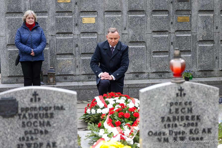 027_Andrzej_Duda_Obchody_12_rocznicy_Katastrofy_Smolenskiej_Powazki_pomnik_groby_ofiar_20220410_GJB_5985.jpg