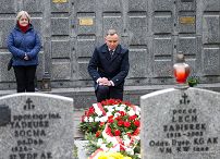 027_Andrzej_Duda_Obchody_12_rocznicy_Katastrofy_Smolenskiej_Powazki_pomnik_groby_ofiar_20220410_GJB_5985.jpg