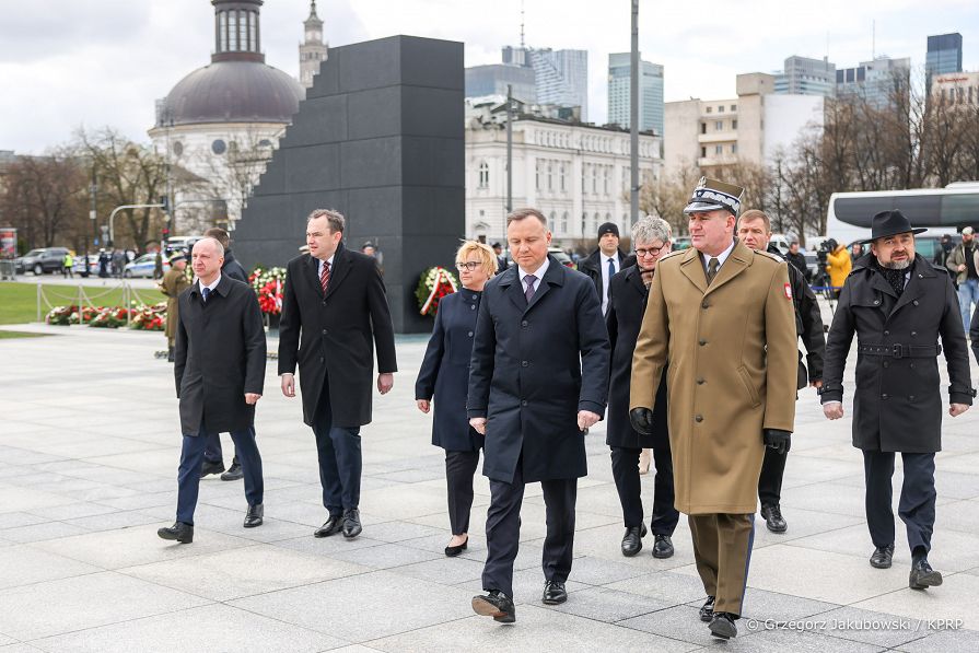 009_Andrzej_Duda_Obchody_12_rocznicy_Katastrofy_Smolenskiej_Pomniki_20220410_GJB_5573.jpg
