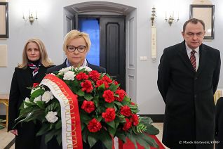 01__Grazyna_Ignaczak_Bandych_Obchody_12_rocznicy_Katastrofy_Smolenskiej_tablice_Palac_20220410_MBO28857.jpg