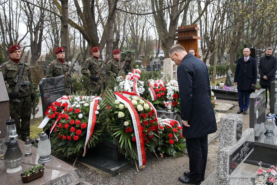 15__Andrzej_Duda_Obchody_12_rocznicy_Katastrofy_Smolenskiej_Cmentarz_Andrzej_Kremer_20220410_PK013124.jpg