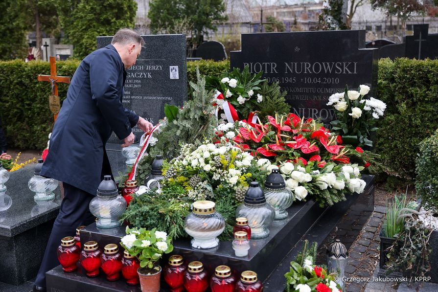 030_Andrzej_Duda_Obchody_12_rocznicy_Katastrofy_Smolenskiej_Powazki_pomnik_groby_ofiar_20220410_GJA_1118.jpg