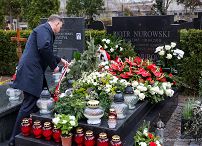 030_Andrzej_Duda_Obchody_12_rocznicy_Katastrofy_Smolenskiej_Powazki_pomnik_groby_ofiar_20220410_GJA_1118.jpg