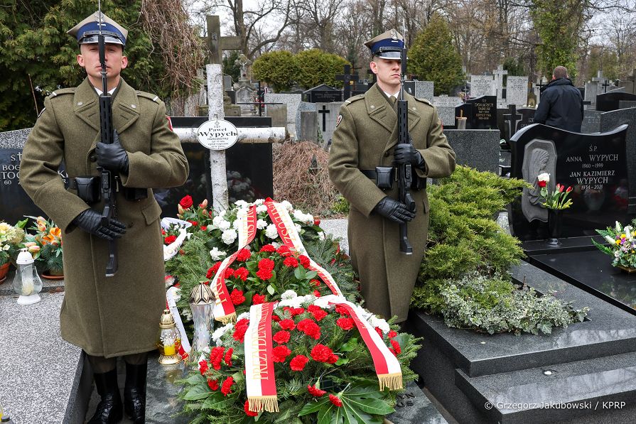 015_Andrzej_Duda_Obchody_12_rocznicy_Katastrofy_Smolenskiej_cmentarz_Pawel_Wypych_20220410_GJB_5678.jpg