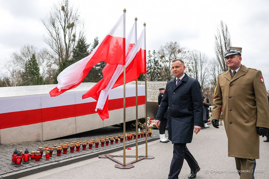 023_Andrzej_Duda_Obchody_12_rocznicy_Katastrofy_Smolenskiej_Powazki_pomnik_groby_ofiar_20220410_GJB_5841.jpg