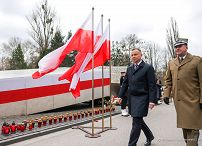 023_Andrzej_Duda_Obchody_12_rocznicy_Katastrofy_Smolenskiej_Powazki_pomnik_groby_ofiar_20220410_GJB_5841.jpg