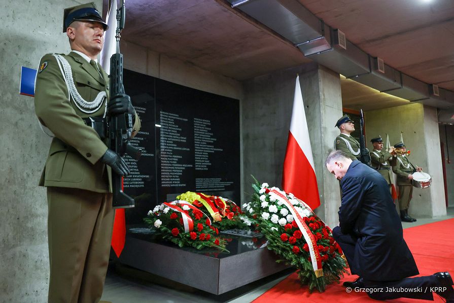 005_Andrzej_Duda_Obchody_12_rocznicy_Katastrofy_Smolenskiej_SOBozej_20220410_GJB_5452.jpg