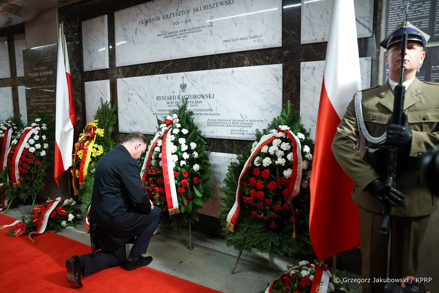 002_Andrzej_Duda_Obchody_12_rocznicy_Katastrofy_Smolenskiej_SOBozej_20220410_GJB_5337.jpg