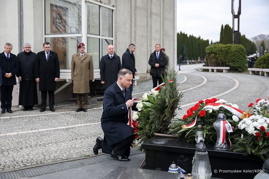 21__Andrzej_Duda_Obchody_12_rocznicy_Katastrofy_Smolenskiej_Cmentarz_Bronislaw_Kwiatkowski_20220410_PK013445.jpg