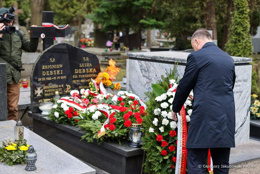 029_Andrzej_Duda_Obchody_12_rocznicy_Katastrofy_Smolenskiej_Powazki_pomnik_groby_ofiar_20220410_GJA_1111.jpg