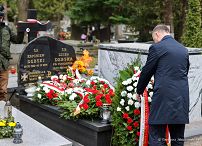 029_Andrzej_Duda_Obchody_12_rocznicy_Katastrofy_Smolenskiej_Powazki_pomnik_groby_ofiar_20220410_GJA_1111.jpg