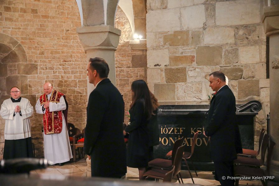 02__Andrzej_Duda_Obchody_12_rocznicy_Katastrofy_Smolenskiej_Wawel_20220410_PK012517.jpg