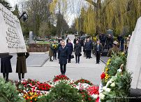 021_Andrzej_Duda_Obchody_12_rocznicy_Katastrofy_Smolenskiej_Powazki_pomnik_ofiar_20220410_GJB_5760.jpg