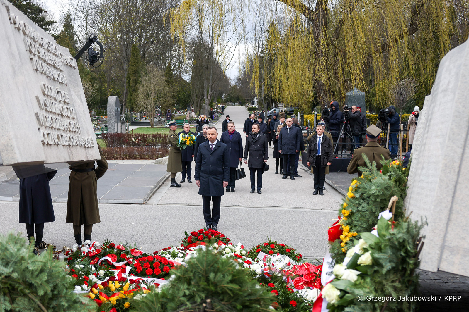021_Andrzej_Duda_Obchody_12_rocznicy_Katastrofy_Smolenskiej_Powazki_pomnik_ofiar_20220410_GJB_5760.jpg [903.13 KB]