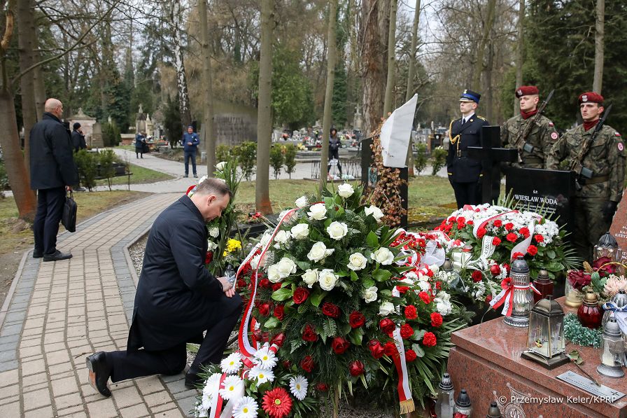 12__Andrzej_Duda_Obchody_12_rocznicy_Katastrofy_Smolenskiej_Cmentarz_Wieslaw-Woda_20220410_PK013044_1.jpg