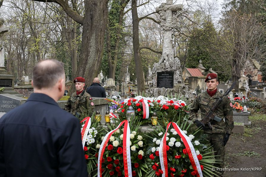 11__Andrzej_Duda_Obchody_12_rocznicy_Katastrofy_Smolenskiej_Cmentarz_Andrzej_Sariusz_Skapski_20220410_PK013000.jpg