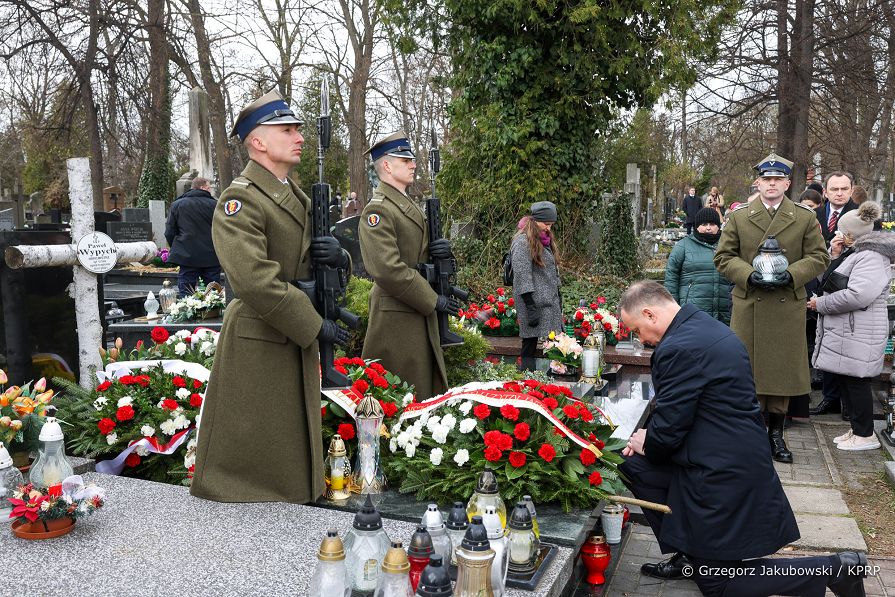 014_Andrzej_Duda_Obchody_12_rocznicy_Katastrofy_Smolenskiej_cmentarz_Pawel_Wypych_20220410_GJB_5638.jpg
