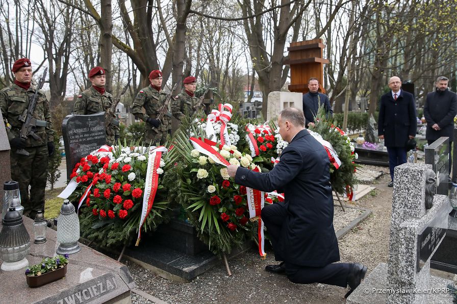 14__Andrzej_Duda_Obchody_12_rocznicy_Katastrofy_Smolenskiej_Cmentarz_Andrzej_Kremer_20220410_PK013098.jpg