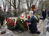 14__Andrzej_Duda_Obchody_12_rocznicy_Katastrofy_Smolenskiej_Cmentarz_Andrzej_Kremer_20220410_PK013098.jpg