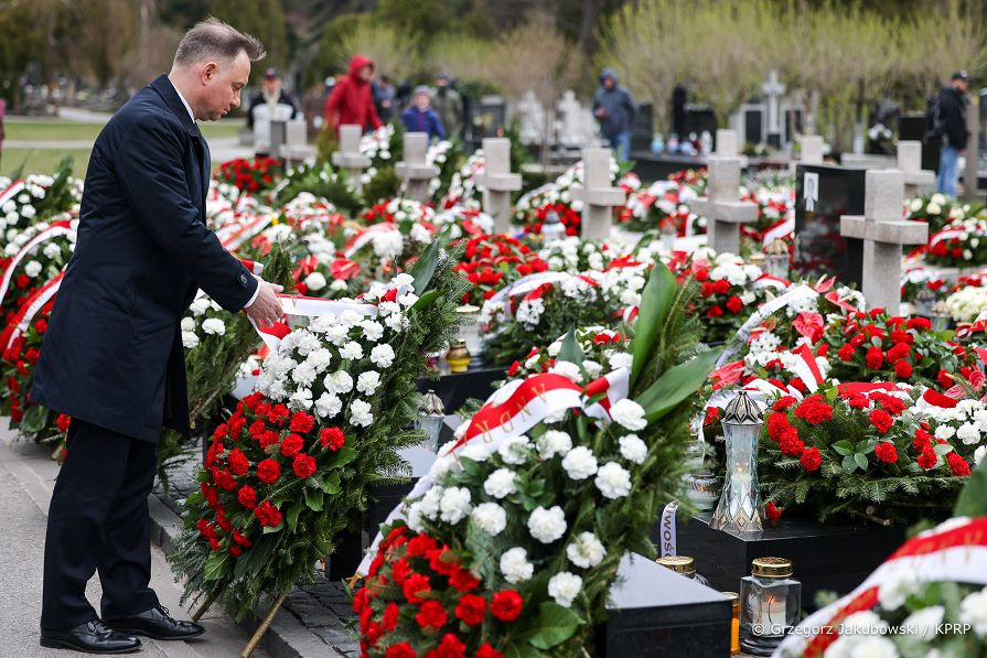 025_Andrzej_Duda_Obchody_12_rocznicy_Katastrofy_Smolenskiej_Powazki_pomnik_groby_ofiar_20220410_GJA_1031.jpg