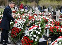 025_Andrzej_Duda_Obchody_12_rocznicy_Katastrofy_Smolenskiej_Powazki_pomnik_groby_ofiar_20220410_GJA_1031.jpg
