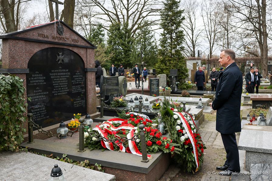 028_Andrzej_Duda_Obchody_12_rocznicy_Katastrofy_Smolenskiej_Powazki_pomnik_groby_ofiar_20220410_GJA_1108.jpg