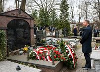 028_Andrzej_Duda_Obchody_12_rocznicy_Katastrofy_Smolenskiej_Powazki_pomnik_groby_ofiar_20220410_GJA_1108.jpg