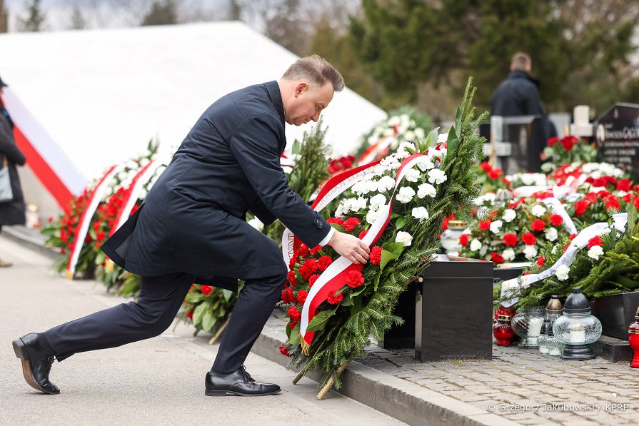 026_Andrzej_Duda_Obchody_12_rocznicy_Katastrofy_Smolenskiej_Powazki_pomnik_groby_ofiar_20220410_GJB_5969.jpg