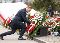 026_Andrzej_Duda_Obchody_12_rocznicy_Katastrofy_Smolenskiej_Powazki_pomnik_groby_ofiar_20220410_GJB_5969.jpg