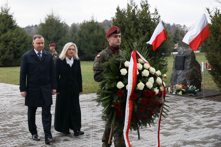 22__Andrzej_Duda_Obchody_12_rocznicy_Katastrofy_Smolenskiej_Cmentarz_Zbigniew_Wassermann_20220410_PK013564.jpg