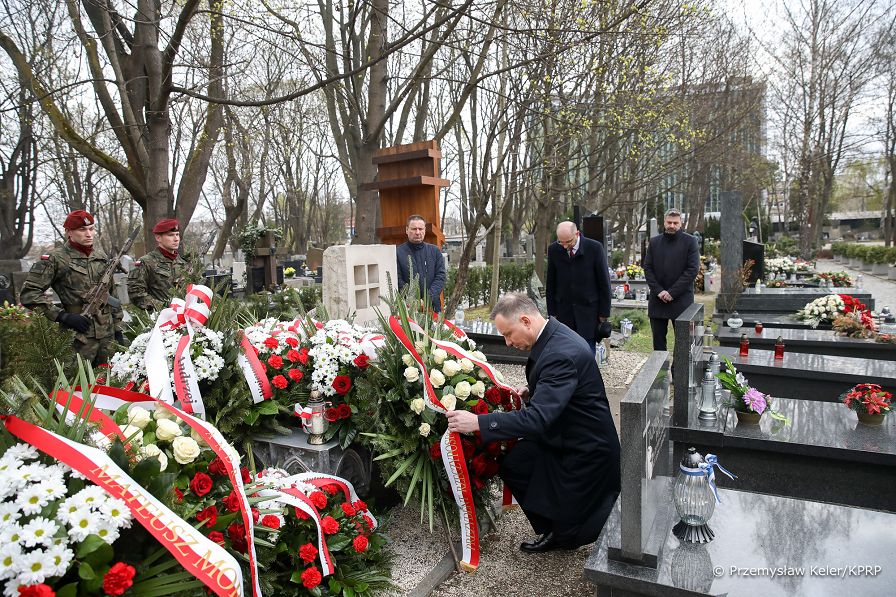 16__Andrzej_Duda_Obchody_12_rocznicy_Katastrofy_Smolenskiej_Cmentarz_Janusz_Kurtyka_20220410_PK013171.jpg