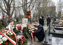 16__Andrzej_Duda_Obchody_12_rocznicy_Katastrofy_Smolenskiej_Cmentarz_Janusz_Kurtyka_20220410_PK013171.jpg