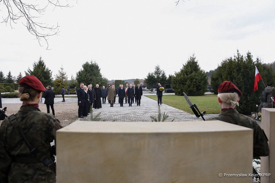24__Andrzej_Duda_Obchody_12_rocznicy_Katastrofy_Smolenskiej_Cmentarz_Zbigniew_Wassermann_20220410_PK013652.jpg