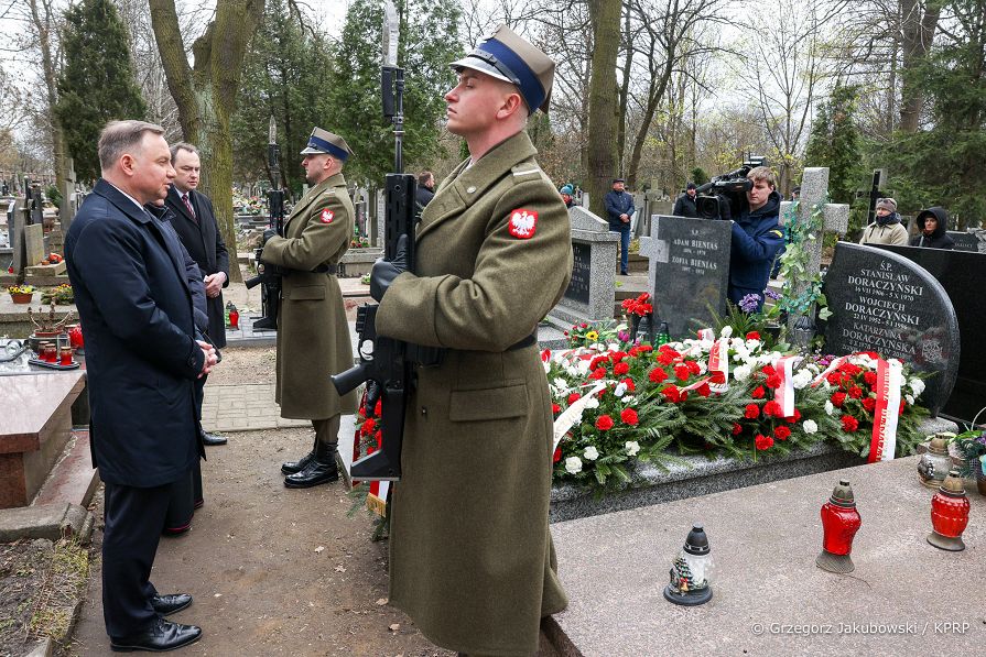 018_Andrzej_Duda_Obchody_12_rocznicy_Katastrofy_Smolenskiej_cmentarz_Doraczynska_20220410_GJB_5699.jpg