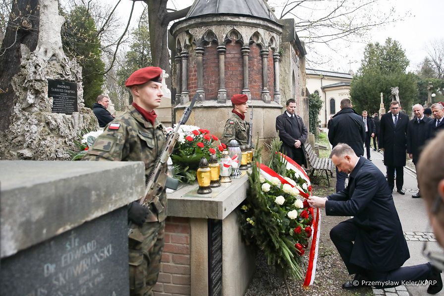 09__Andrzej_Duda_Obchody_12_rocznicy_Katastrofy_Smolenskiej_Cmentarz_Andrzej_Sariusz_Skapski_20220410_PK012964.jpg