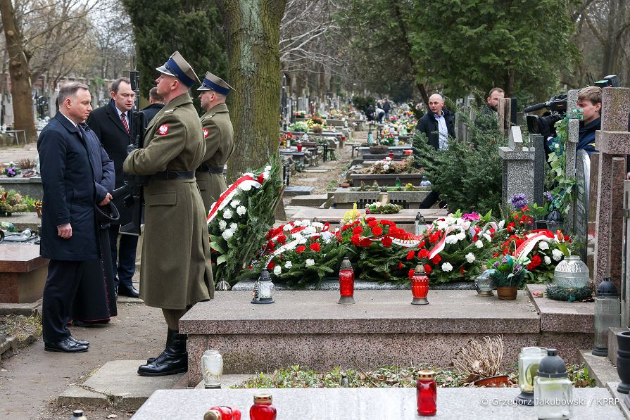 017_Andrzej_Duda_Obchody_12_rocznicy_Katastrofy_Smolenskiej_cmentarz_Doraczynska_20220410_GJB_5696.jpg