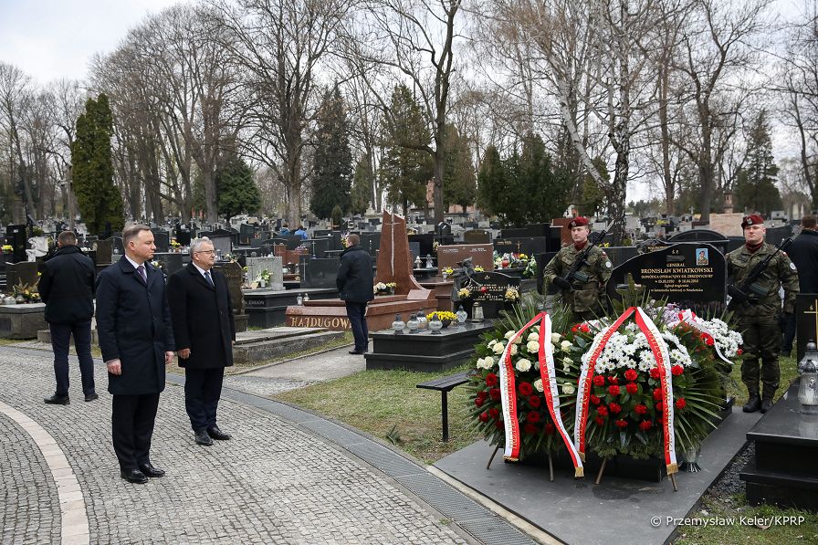 20__Andrzej_Duda_Obchody_12_rocznicy_Katastrofy_Smolenskiej_Cmentarz_Bronislaw_Kwiatkowski_20220410_PK013492.jpg