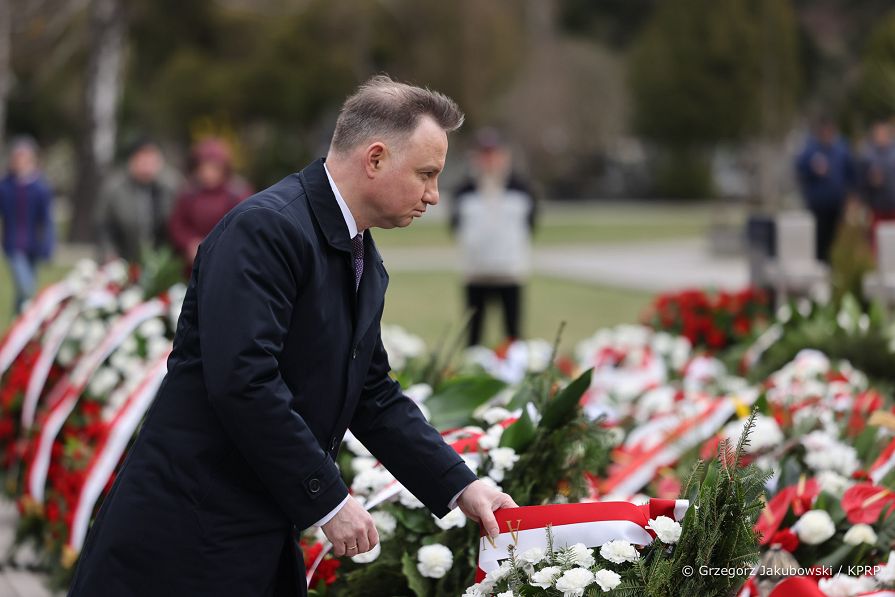 024_Andrzej_Duda_Obchody_12_rocznicy_Katastrofy_Smolenskiej_Powazki_pomnik_groby_ofiar_20220410_GJA_1012.jpg