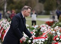 024_Andrzej_Duda_Obchody_12_rocznicy_Katastrofy_Smolenskiej_Powazki_pomnik_groby_ofiar_20220410_GJA_1012.jpg