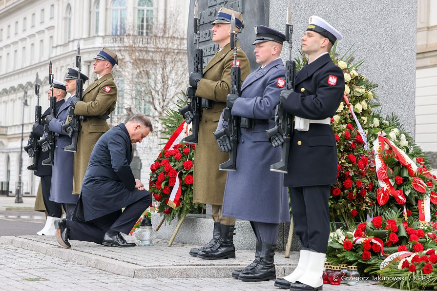 012_Andrzej_Duda_Obchody_12_rocznicy_Katastrofy_Smolenskiej_Pomniki_20220410_GJA_0948.jpg