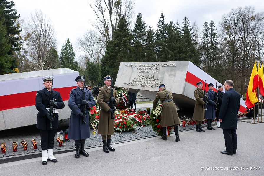019_Andrzej_Duda_Obchody_12_rocznicy_Katastrofy_Smolenskiej_Powazki_pomnik_ofiar_20220410_GJB_5723.jpg