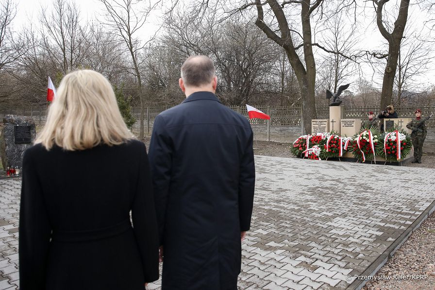 23__Andrzej_Duda_Obchody_12_rocznicy_Katastrofy_Smolenskiej_Cmentarz_Zbigniew_Wassermann_20220410_PK013649.jpg