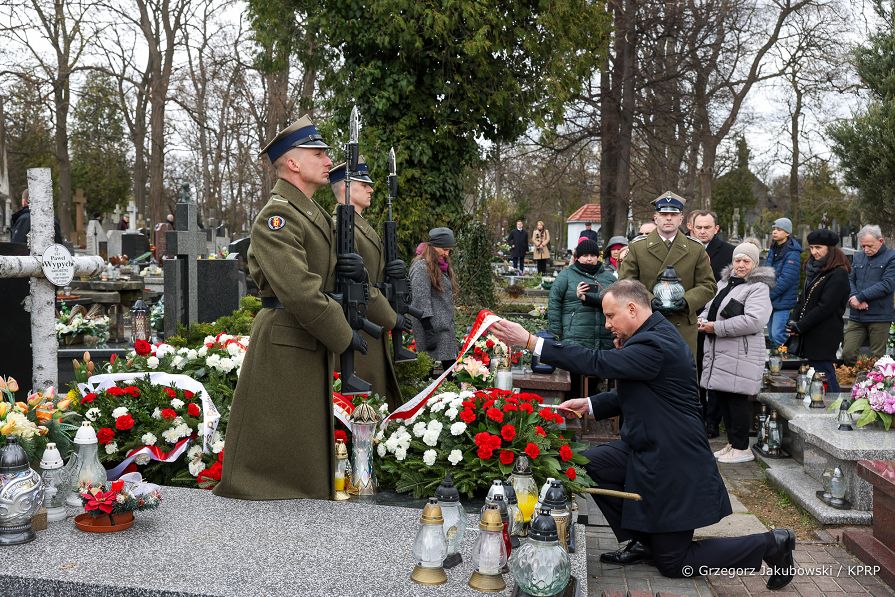 013_Andrzej_Duda_Obchody_12_rocznicy_Katastrofy_Smolenskiej_cmentarz_Pawel_Wypych_20220410_GJB_5632.jpg