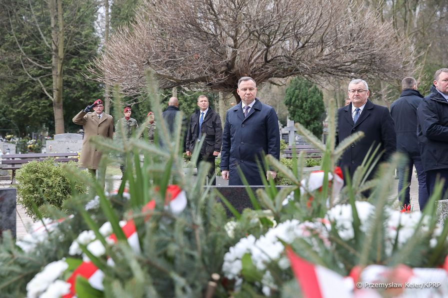 17__Andrzej_Duda_Obchody_12_rocznicy_Katastrofy_Smolenskiej_Cmentarz_Janusz_Kurtyka_20220410_PK013233.jpg